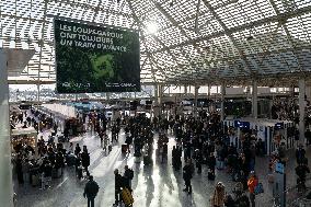 Illustration of the Gare de Lyon during the Christmas holiday departures - Paris AJ