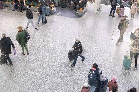 Illustration of the Gare de Lyon during the Christmas holiday departures - Paris AJ
