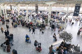 Illustration of the Gare de Lyon during the Christmas holiday departures - Paris AJ