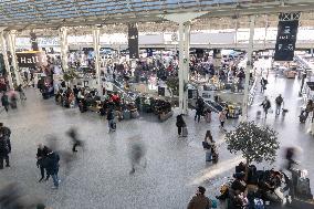 Illustration of the Gare de Lyon during the Christmas holiday departures - Paris AJ