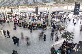 Illustration of the Gare de Lyon during the Christmas holiday departures - Paris AJ