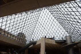 Illustrations - Louvre Museum - Paris