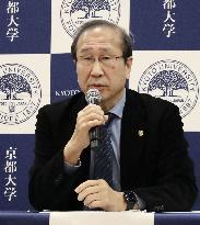 Novel laureate Kitagawa at press conference