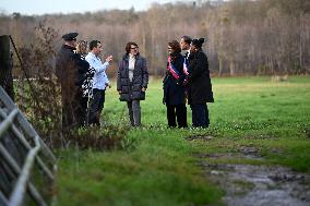 French Minister of Agriculture Visits A Farm - Yvelines