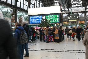 Christmas Holiday Travel Departures - Paris