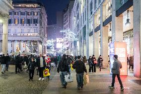 Crowds Gather in City Center for Christmas Shopping - Milan