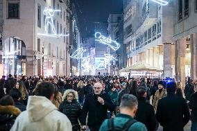 Crowds Gather in City Center for Christmas Shopping - Milan
