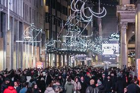 Crowds Gather in City Center for Christmas Shopping - Milan