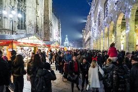 Crowds Gather in City Center for Christmas Shopping - Milan