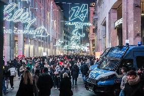 Crowds Gather in City Center for Christmas Shopping - Milan