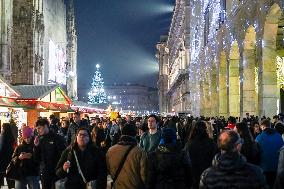Crowds Gather in City Center for Christmas Shopping - Milan