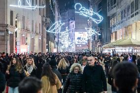 Crowds Gather in City Center for Christmas Shopping - Milan