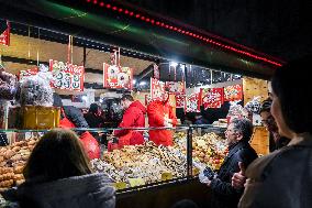 Crowds Gather in City Center for Christmas Shopping - Milan