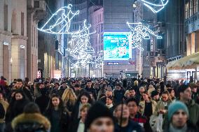 Crowds Gather in City Center for Christmas Shopping - Milan
