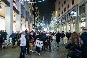 Crowds Gather in City Center for Christmas Shopping - Milan