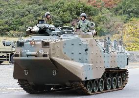 Defense Minister Koizumi visits GSDF camp