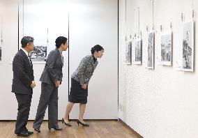 Emperor visits photo exhibition