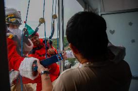 Santa Claus Visits Hospital Children In Badalona - Spain