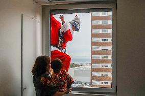 Santa Claus Visits Hospital Children In Badalona - Spain