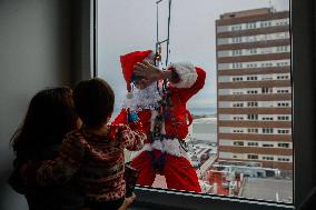 Santa Claus Visits Hospital Children In Badalona - Spain