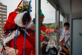 Santa Claus Visits Hospital Children In Badalona - Spain