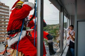Santa Claus Visits Hospital Children In Badalona - Spain