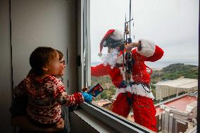 Santa Claus Visits Hospital Children In Badalona - Spain