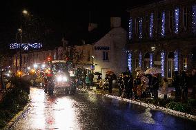 French Farmers Protest in a Christmas-style - Liffre