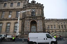 Louvre Museum Installs Bars Over Robbed Gallery Window - Paris