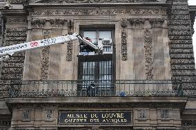 Louvre Museum Installs Bars Over Robbed Gallery Window - Paris