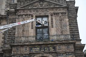 Louvre Museum Installs Bars Over Robbed Gallery Window - Paris