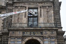 Louvre Museum Installs Bars Over Robbed Gallery Window - Paris