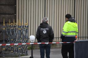 Louvre Museum Installs Bars Over Robbed Gallery Window - Paris