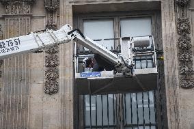 Louvre Museum Installs Bars Over Robbed Gallery Window - Paris