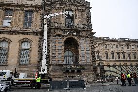 Louvre Museum Installs Bars Over Robbed Gallery Window - Paris