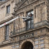 Louvre Museum Installs Bars Over Robbed Gallery Window - Paris