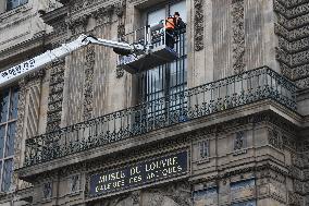 Louvre Museum Installs Bars Over Robbed Gallery Window - Paris