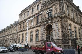 Louvre Museum Installs Bars Over Robbed Gallery Window - Paris
