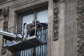 Louvre Museum Installs Bars Over Robbed Gallery Window - Paris
