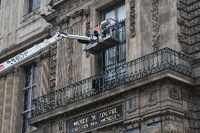 Louvre Museum Installs Bars Over Robbed Gallery Window - Paris