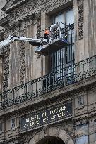 Louvre Museum Installs Bars Over Robbed Gallery Window - Paris
