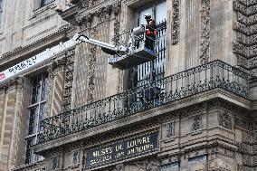Louvre Museum Installs Bars Over Robbed Gallery Window - Paris