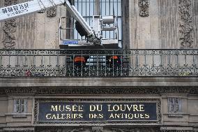 Louvre Museum Installs Bars Over Robbed Gallery Window - Paris
