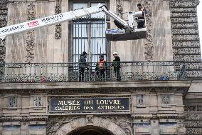 Louvre Museum Installs Bars Over Robbed Gallery Window - Paris