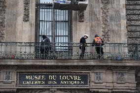 Louvre Museum Installs Bars Over Robbed Gallery Window - Paris