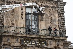 Louvre Museum Installs Bars Over Robbed Gallery Window - Paris