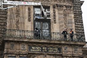 Louvre Museum Installs Bars Over Robbed Gallery Window - Paris