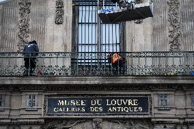 Louvre Museum Installs Bars Over Robbed Gallery Window - Paris