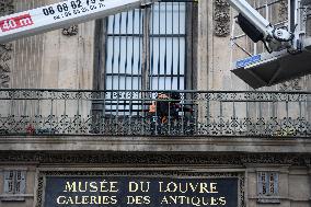 Louvre Museum Installs Bars Over Robbed Gallery Window - Paris