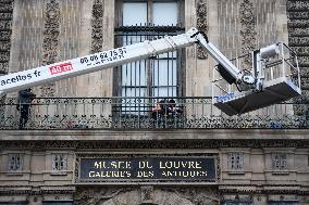 Louvre Museum Installs Bars Over Robbed Gallery Window - Paris